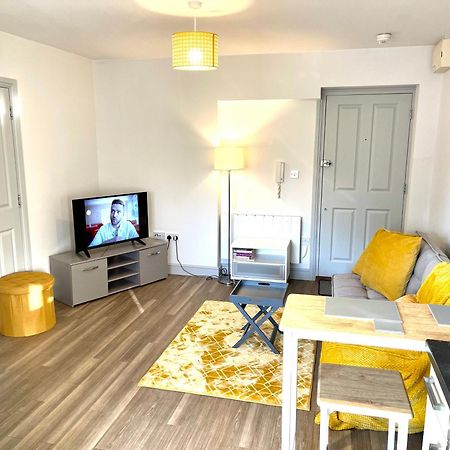 Stylish Cosy And Bright Apartment - Fantastic Location - Perfect For Business Or Solo Travellers Bishop's Stortford Kültér fotó